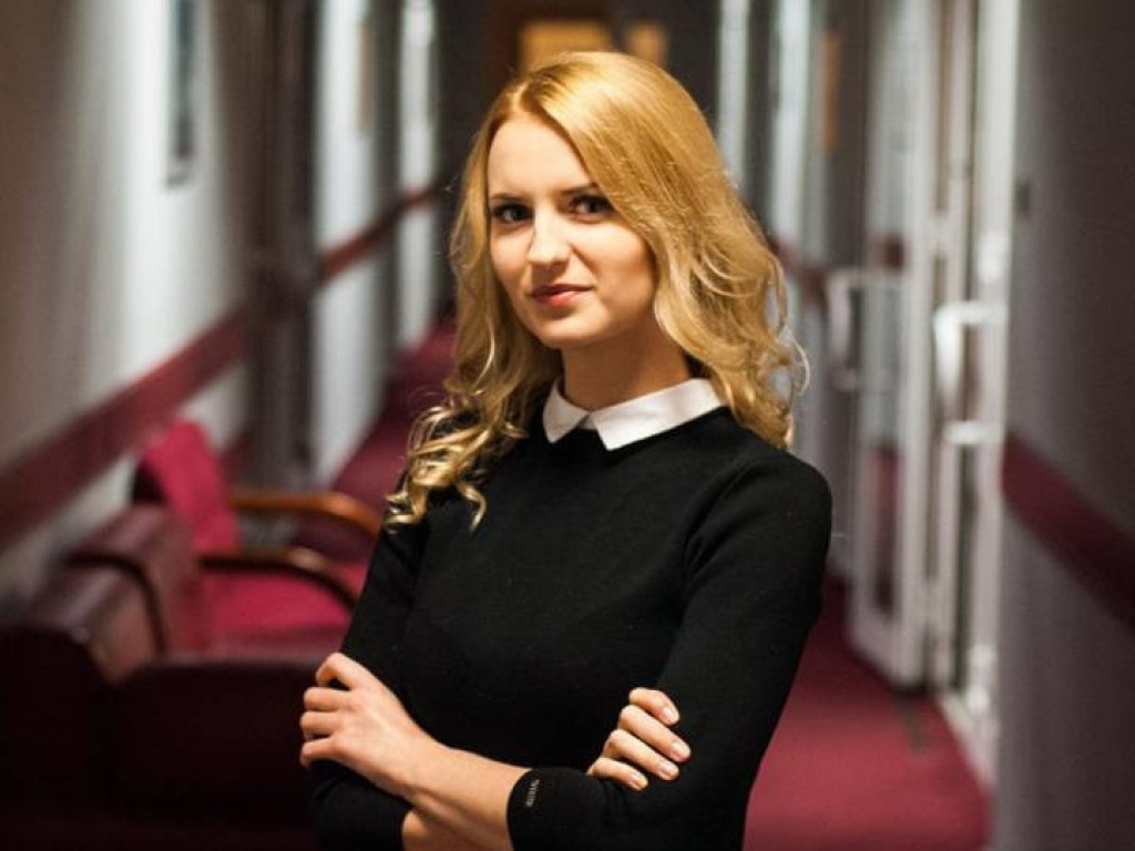 Pochodzi z Mławy. Na swoim koncie ma wywiady z największymi gwiazdami: Martyną Wojciechowską, Anją Rubik czy Cezarym Pazurą