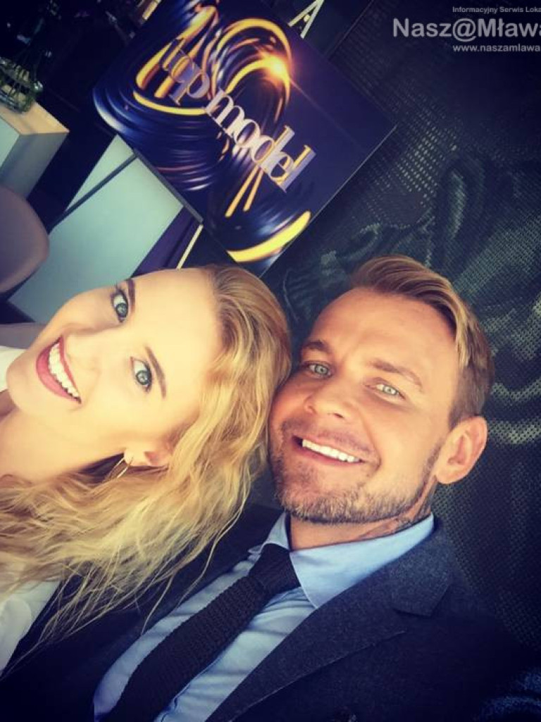 Pochodzi z Mławy. Na swoim koncie ma wywiady z największymi gwiazdami: Martyną Wojciechowską, Anją Rubik czy Cezarym Pazurą