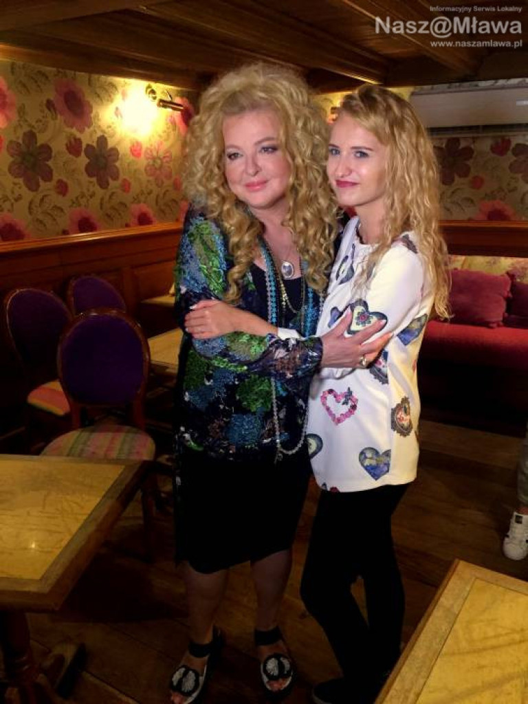 Pochodzi z Mławy. Na swoim koncie ma wywiady z największymi gwiazdami: Martyną Wojciechowską, Anją Rubik czy Cezarym Pazurą