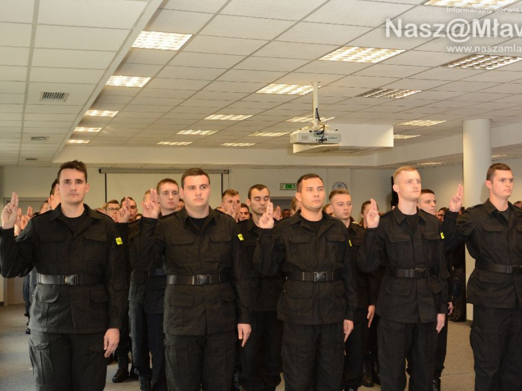 Nowi policjanci w mławskiej komendzie. Wczoraj złożyli ślubowanie