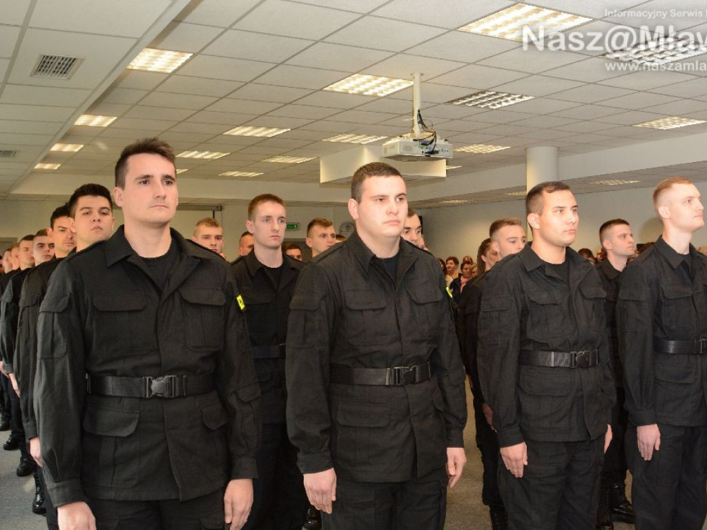 Nowi policjanci w mławskiej komendzie. Wczoraj złożyli ślubowanie
