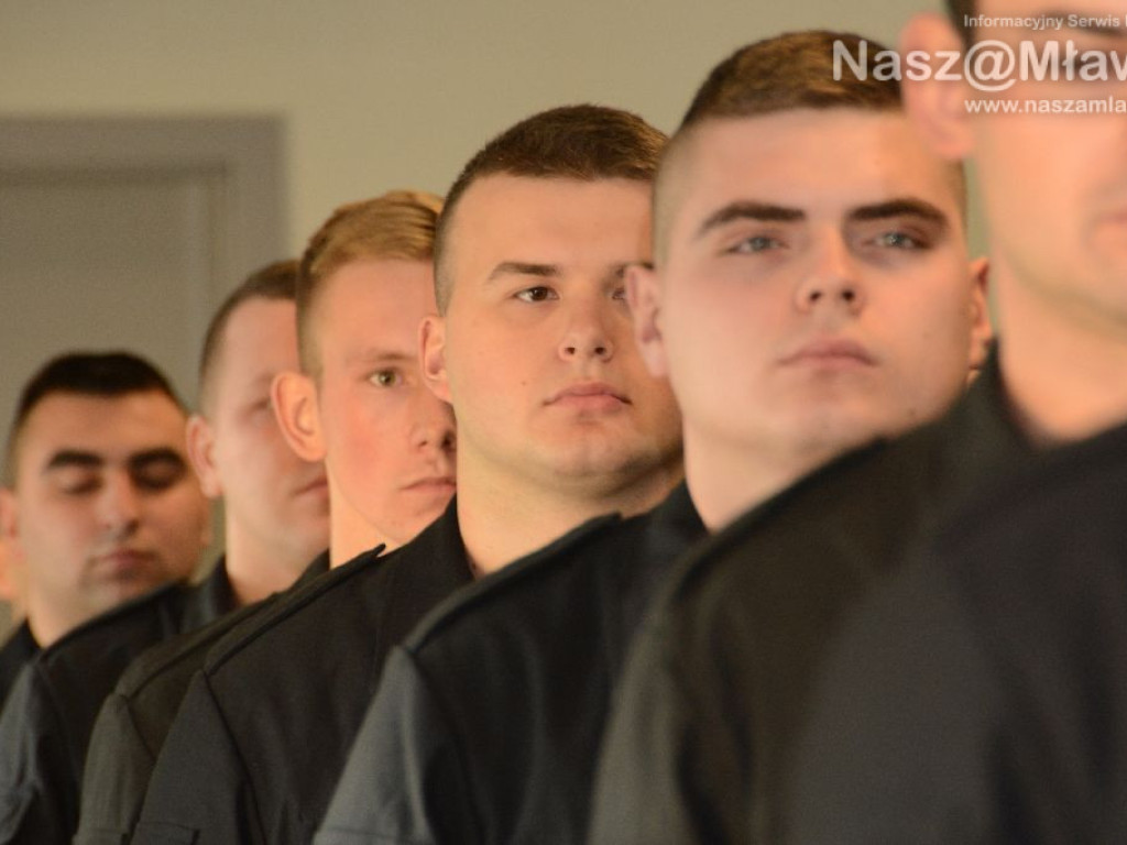 Nowi policjanci w mławskiej komendzie. Wczoraj złożyli ślubowanie