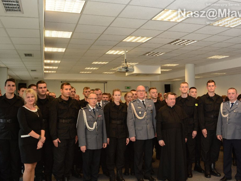 Nowi policjanci w mławskiej komendzie. Wczoraj złożyli ślubowanie