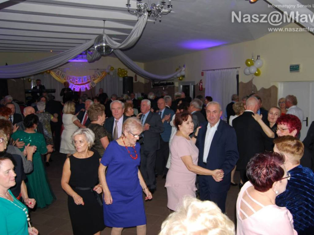 Mławscy seniorzy na Andrzejkach. Zabawa była przednia