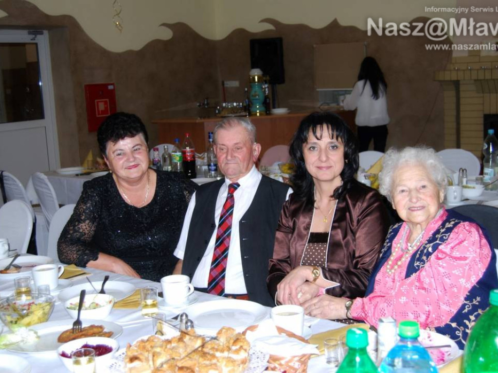 Mławscy seniorzy na Andrzejkach. Zabawa była przednia