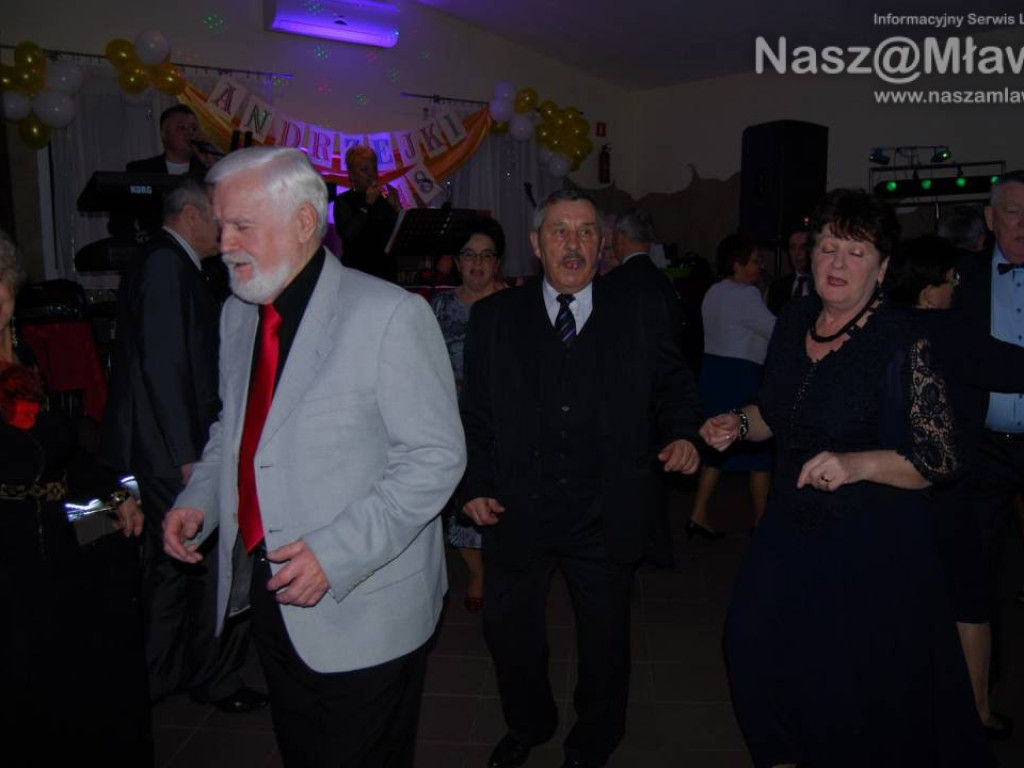 Mławscy seniorzy na Andrzejkach. Zabawa była przednia
