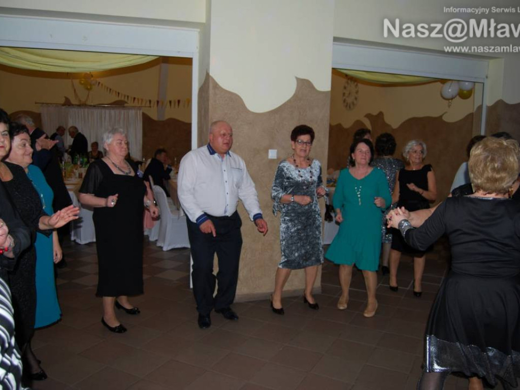 Mławscy seniorzy na Andrzejkach. Zabawa była przednia