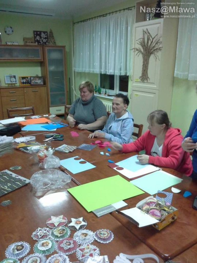 Niepełnosprawni przygotowali ozdoby na choinkę w ratuszu. Powstały małe arcydzieła