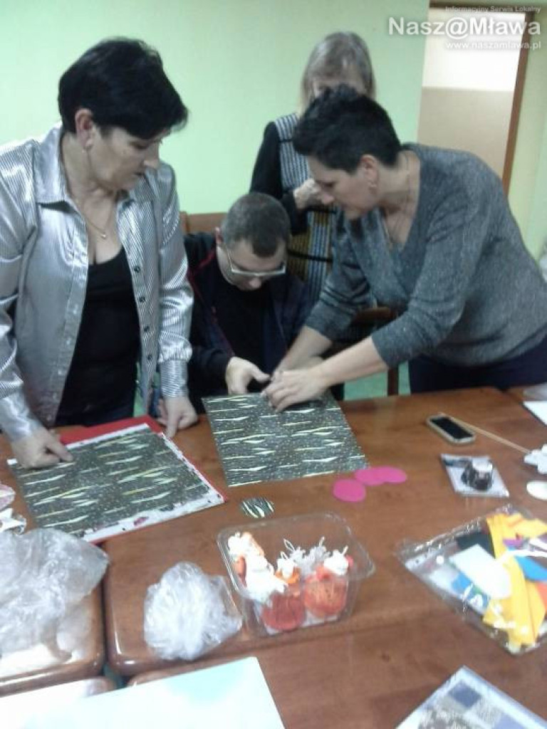 Niepełnosprawni przygotowali ozdoby na choinkę w ratuszu. Powstały małe arcydzieła