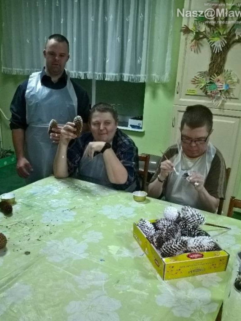 Niepełnosprawni przygotowali ozdoby na choinkę w ratuszu. Powstały małe arcydzieła