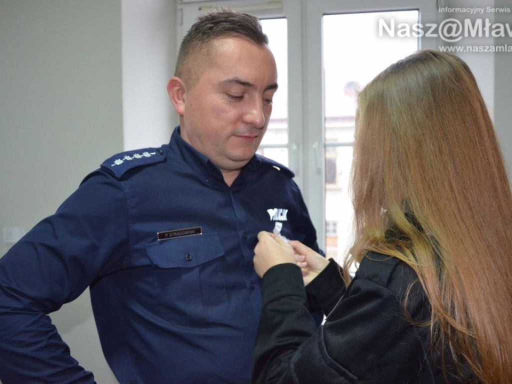 Mławscy policjanci przypinali białe wstążki i rozdawali 