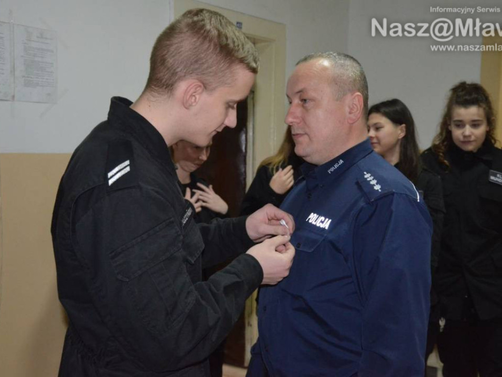 Mławscy policjanci przypinali białe wstążki i rozdawali 