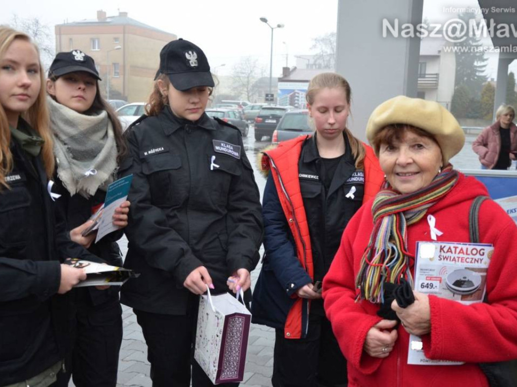 Mławscy policjanci przypinali białe wstążki i rozdawali 