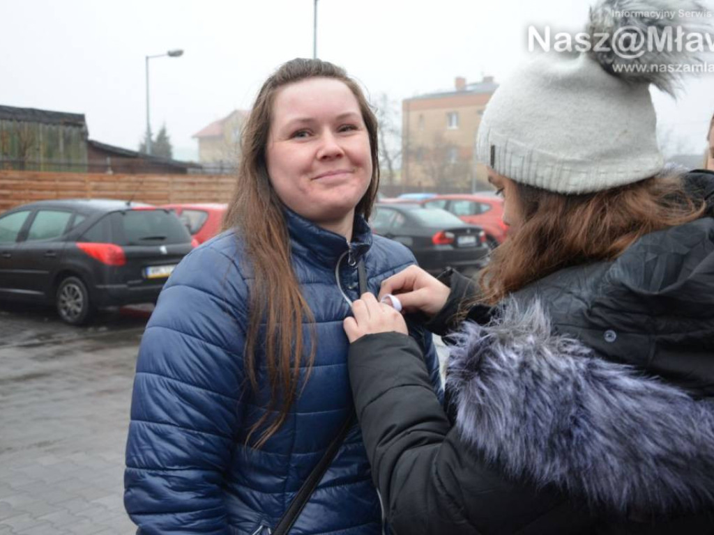 Mławscy policjanci przypinali białe wstążki i rozdawali 