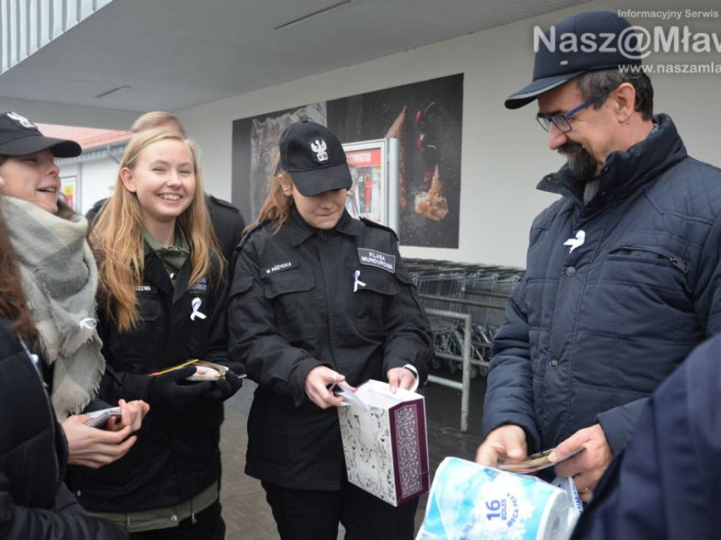 Mławscy policjanci przypinali białe wstążki i rozdawali 