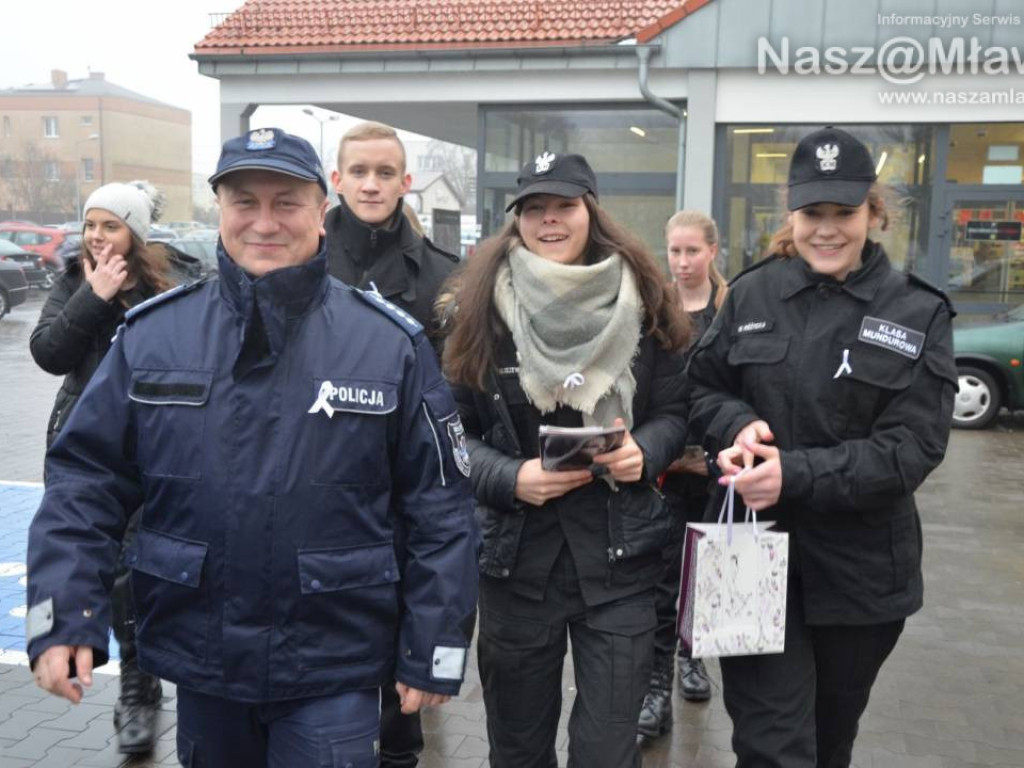 Mławscy policjanci przypinali białe wstążki i rozdawali 