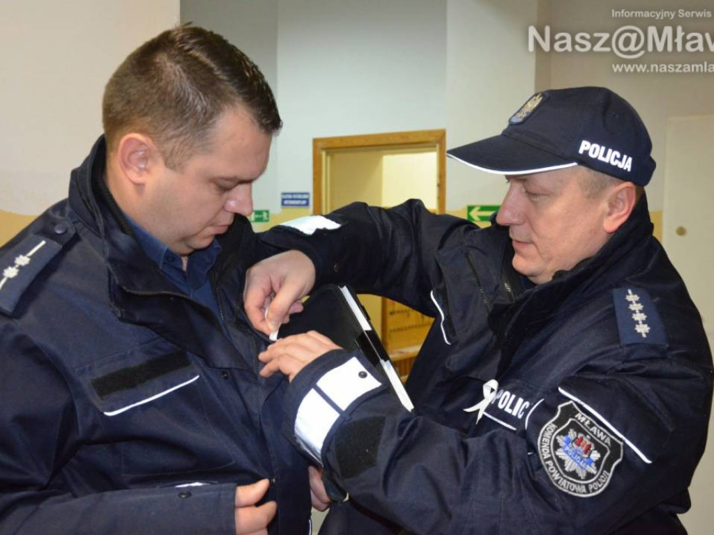 Mławscy policjanci przypinali białe wstążki i rozdawali 