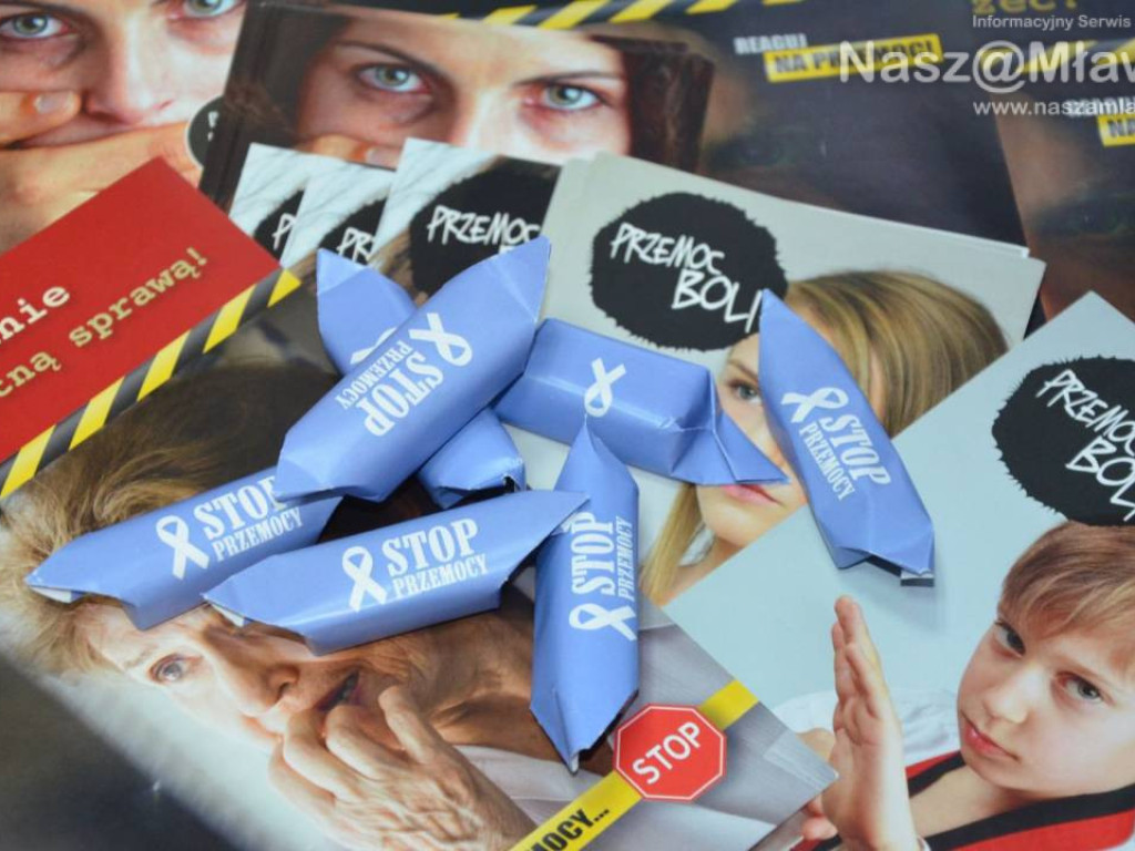 Mławscy policjanci przypinali białe wstążki i rozdawali 