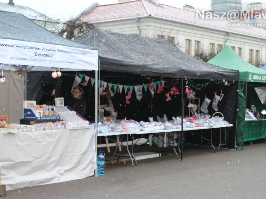 Jarmark Bożonarodzeniowy w Mławie. Stragany odwiedzały całe rodziny
