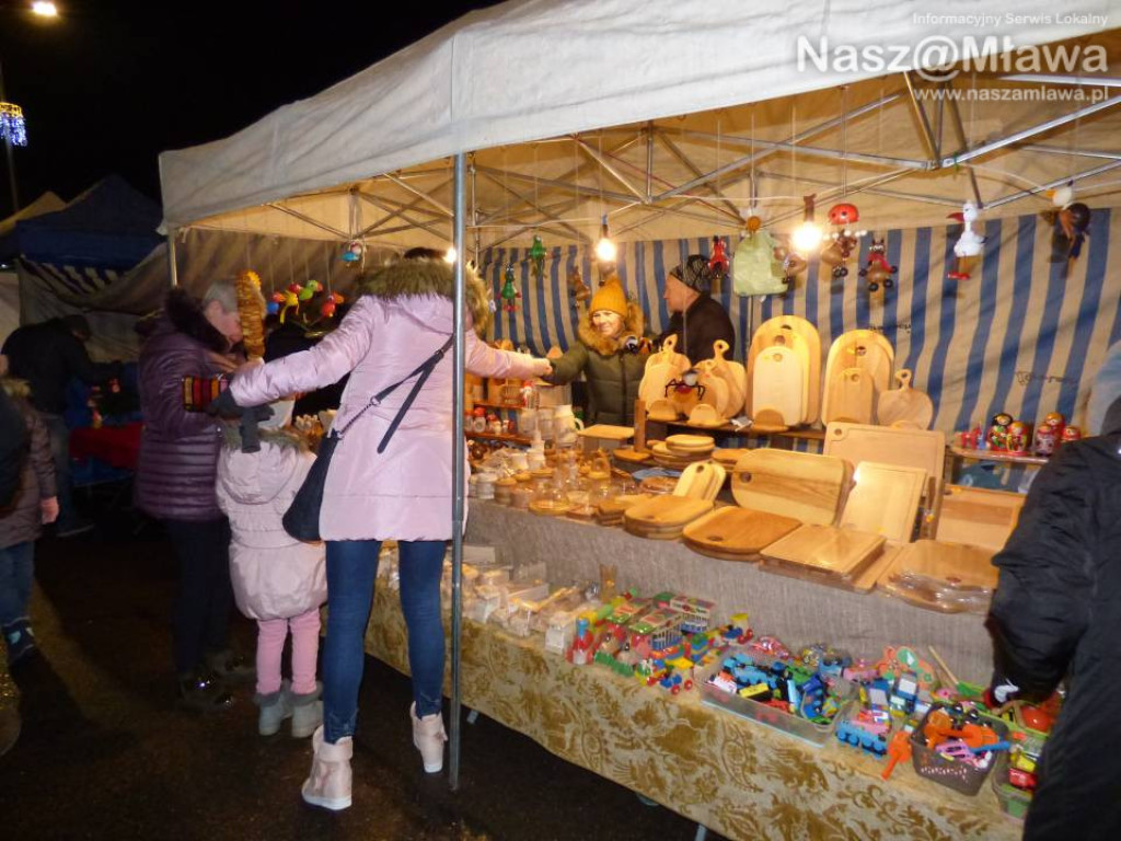 Jarmark Bożonarodzeniowy w Mławie. Stragany odwiedzały całe rodziny