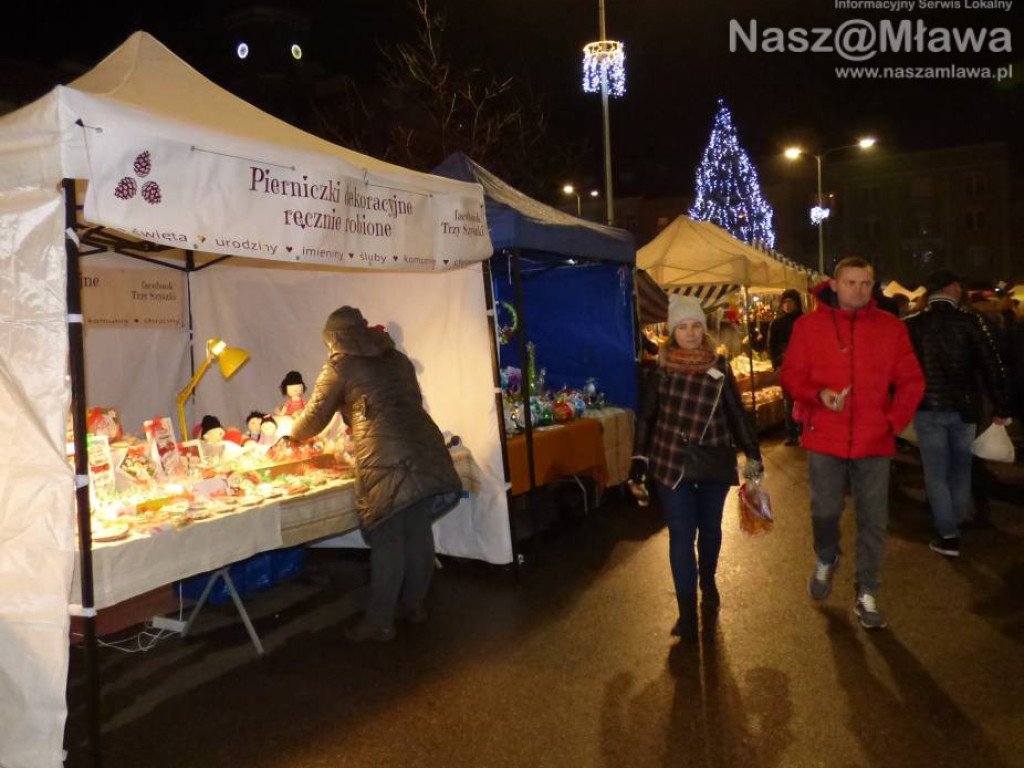 Jarmark Bożonarodzeniowy w Mławie. Stragany odwiedzały całe rodziny