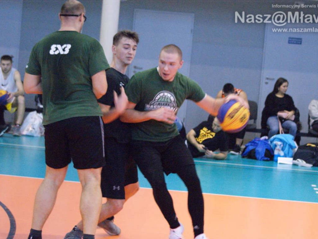 Puchar pojechał za granicę. Młajami obok podium