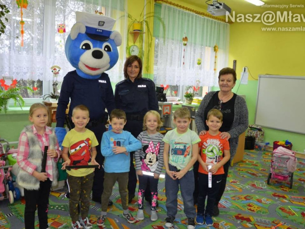 Policjanci z maskotką mławskiej komendy odwiedzają uczniów