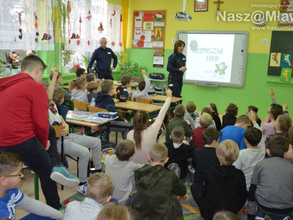 Policjanci z maskotką mławskiej komendy odwiedzają uczniów