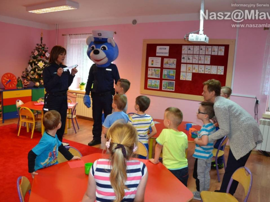 Policjanci z maskotką mławskiej komendy odwiedzają uczniów