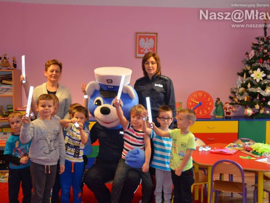 Policjanci z maskotką mławskiej komendy odwiedzają uczniów