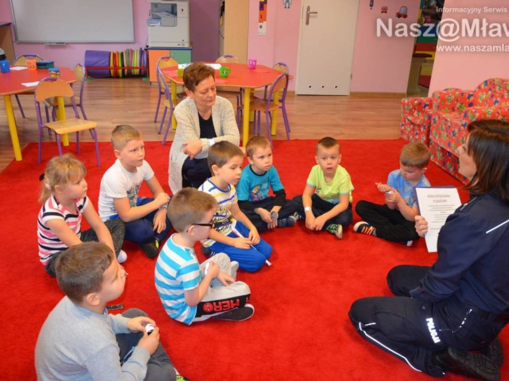Policjanci z maskotką mławskiej komendy odwiedzają uczniów