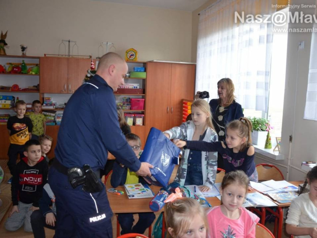 Policjanci z maskotką mławskiej komendy odwiedzają uczniów