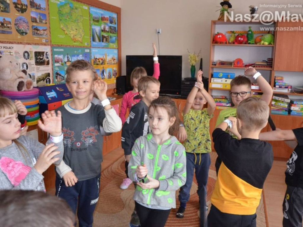 Policjanci z maskotką mławskiej komendy odwiedzają uczniów