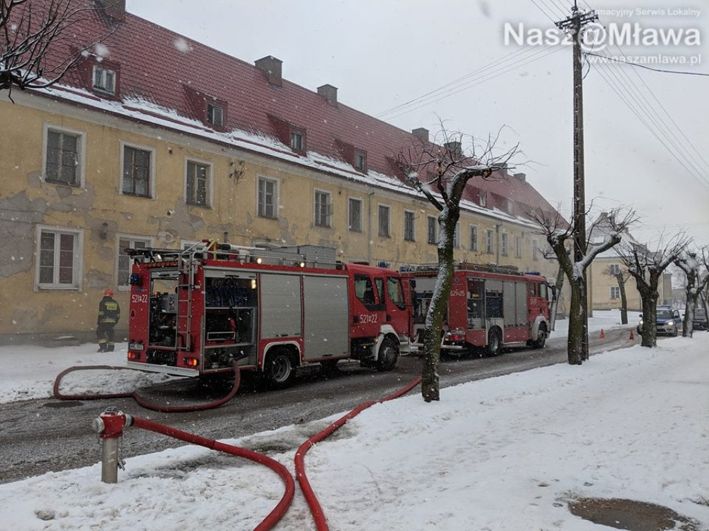 Pali się w bloku na Słowackiego w Mławie. Trwa akcja strażaków
