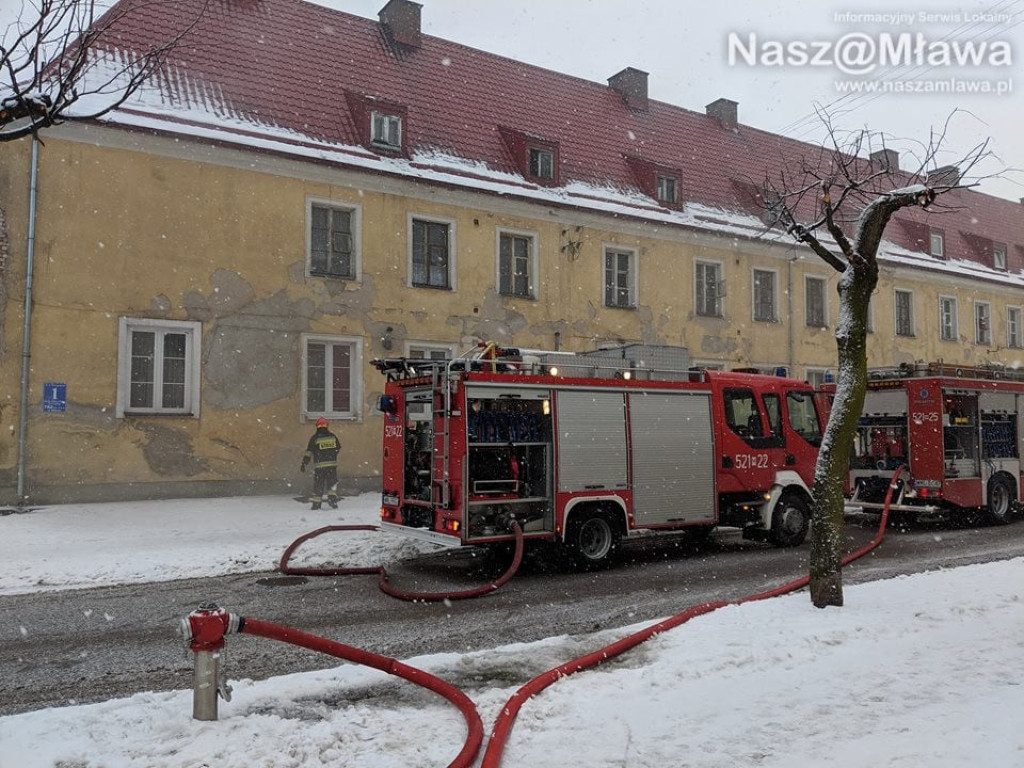 Pali się w bloku na Słowackiego w Mławie. Trwa akcja strażaków