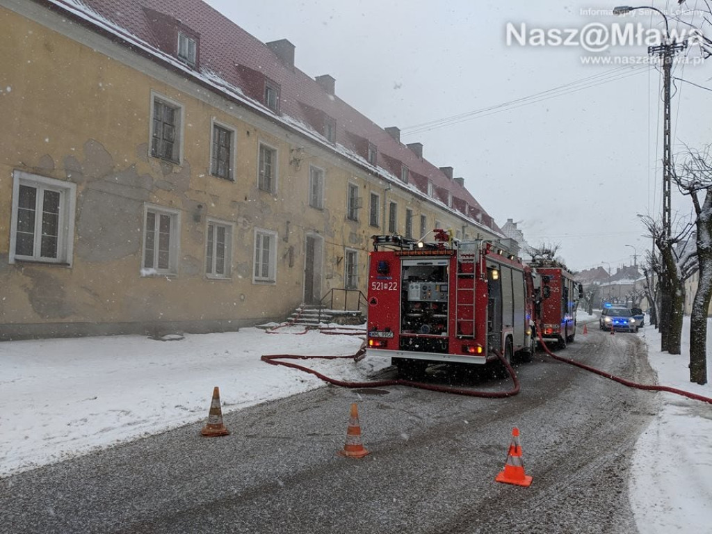 Pali się w bloku na Słowackiego w Mławie. Trwa akcja strażaków