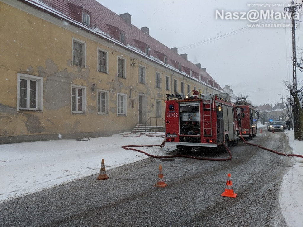 Pali się w bloku na Słowackiego w Mławie. Trwa akcja strażaków