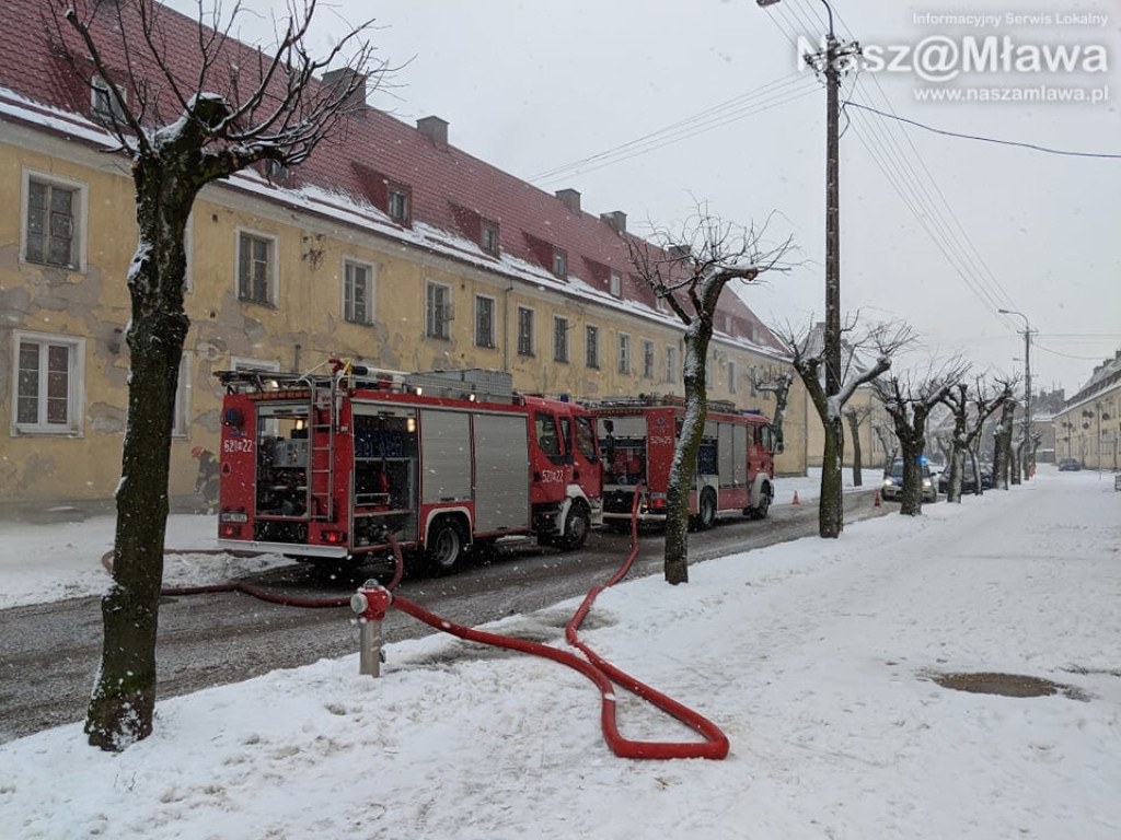 Pali się w bloku na Słowackiego w Mławie. Trwa akcja strażaków