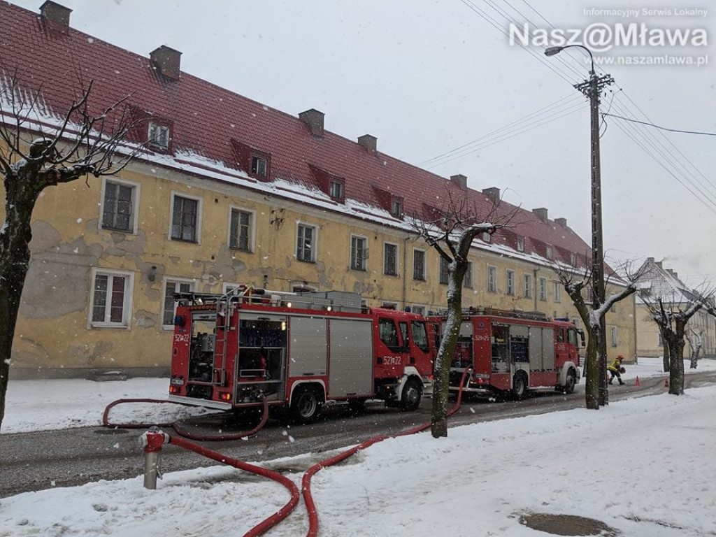 Pali się w bloku na Słowackiego w Mławie. Trwa akcja strażaków