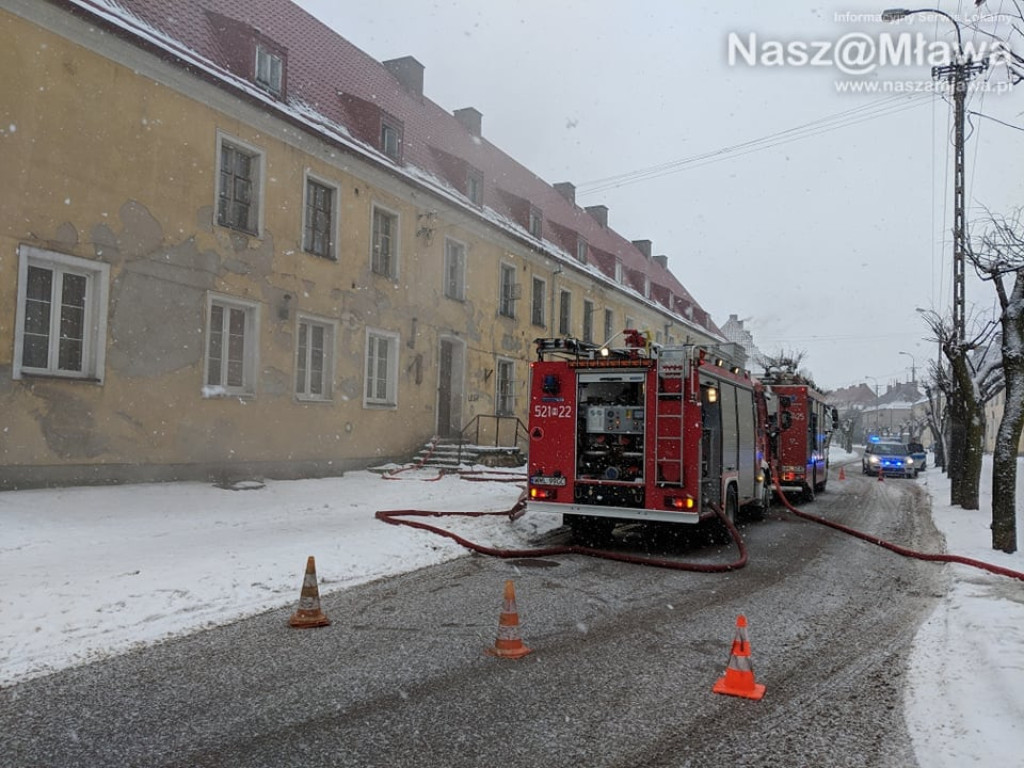 Pali się w bloku na Słowackiego w Mławie. Trwa akcja strażaków