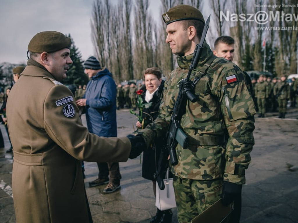Nowi żołnierze: pielęgniarka, prawnik, zawodnik MMA...