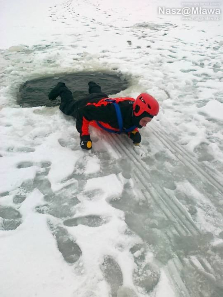 Mławscy strażacy sprawdzali siebie i sprzęt. Ratowali osobę, która wpadła do zalewu