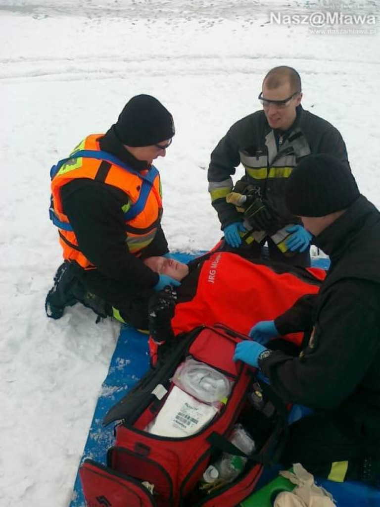 Mławscy strażacy sprawdzali siebie i sprzęt. Ratowali osobę, która wpadła do zalewu