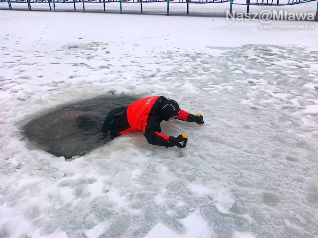 Mławscy strażacy sprawdzali siebie i sprzęt. Ratowali osobę, która wpadła do zalewu