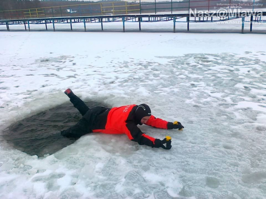 Mławscy strażacy sprawdzali siebie i sprzęt. Ratowali osobę, która wpadła do zalewu