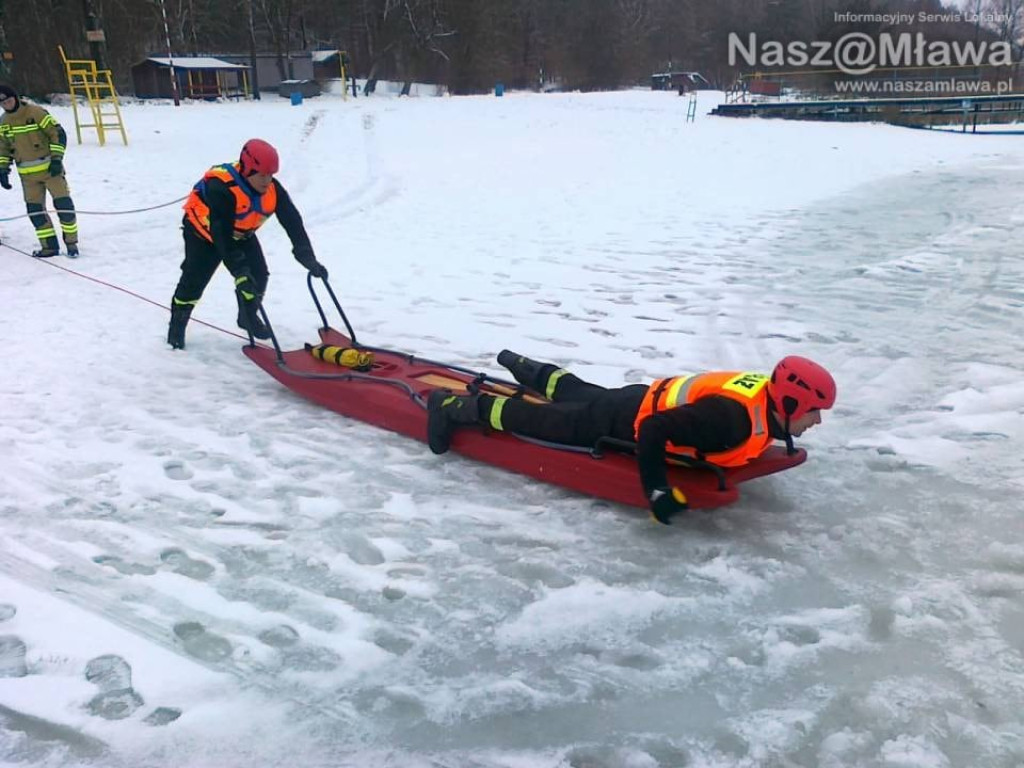 Mławscy strażacy sprawdzali siebie i sprzęt. Ratowali osobę, która wpadła do zalewu
