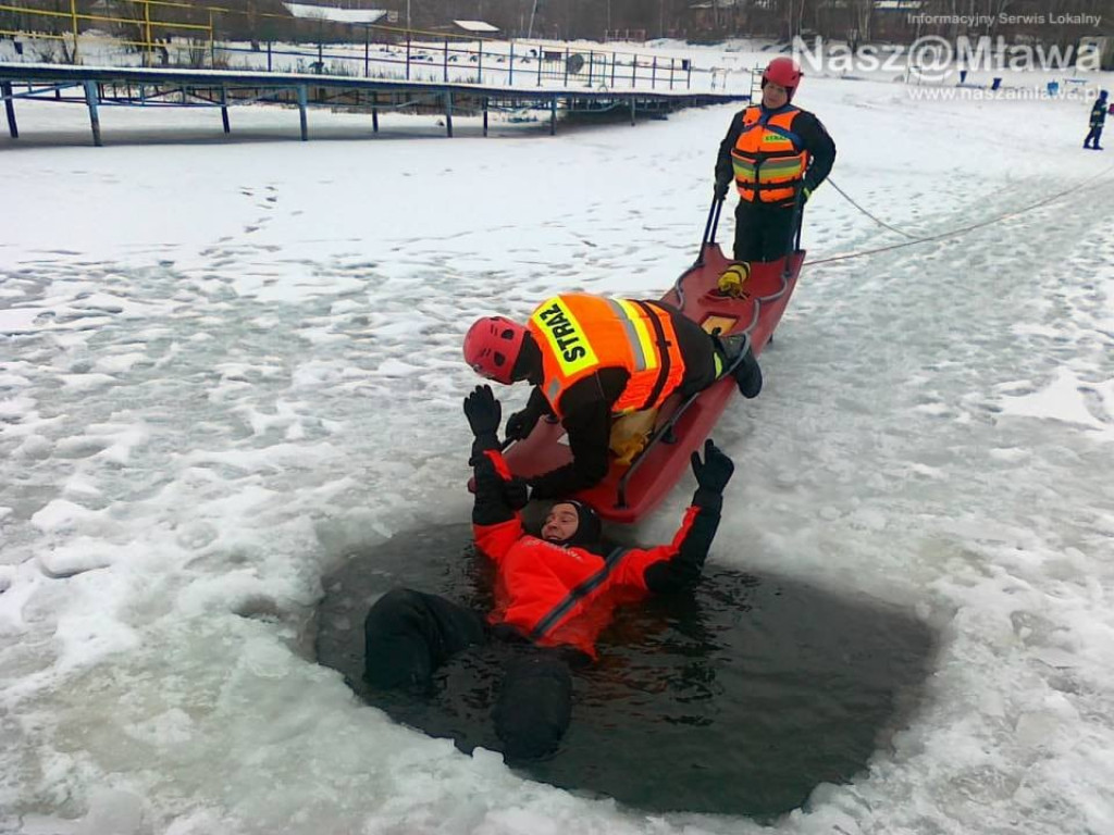 Mławscy strażacy sprawdzali siebie i sprzęt. Ratowali osobę, która wpadła do zalewu