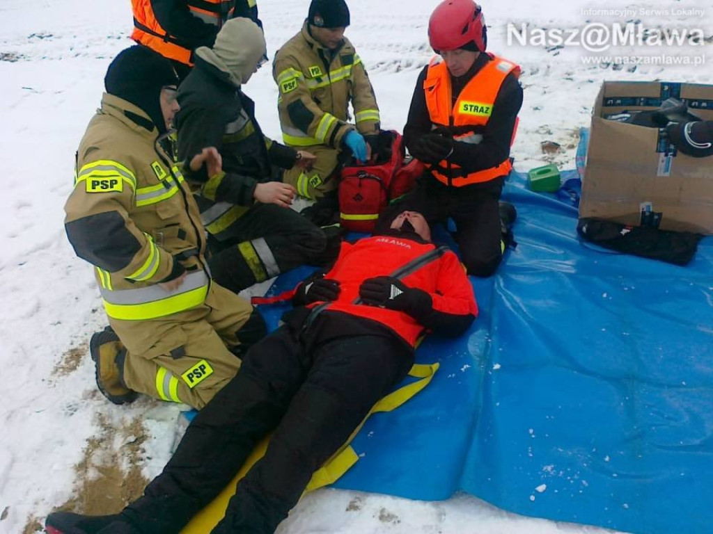 Mławscy strażacy sprawdzali siebie i sprzęt. Ratowali osobę, która wpadła do zalewu