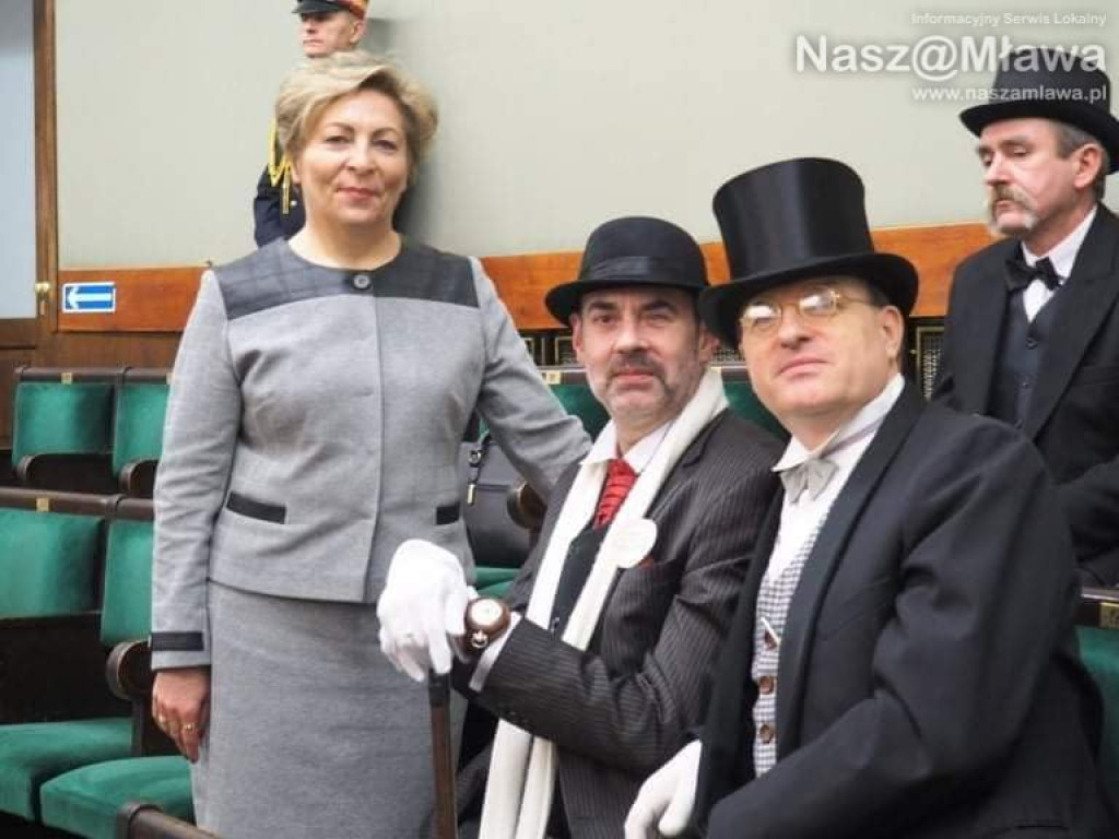 Mławscy rekonstruktorzy nie wyszli z ról nawet w Sejmie