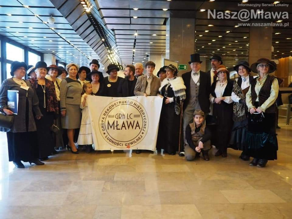 Mławscy rekonstruktorzy nie wyszli z ról nawet w Sejmie
